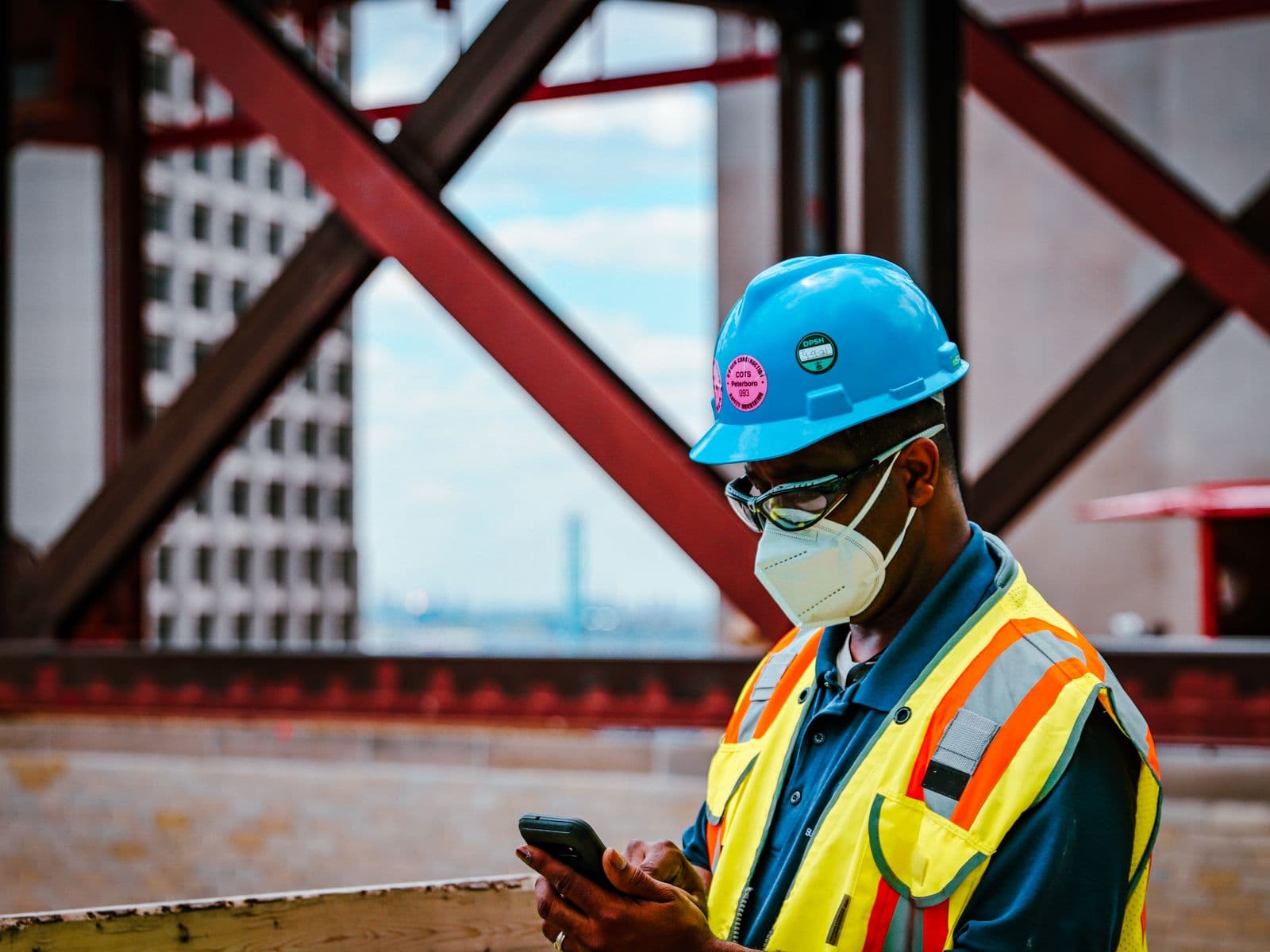Monteur trägt auf dem Tablet auf der Baustelle seine Arbeitszeit ein